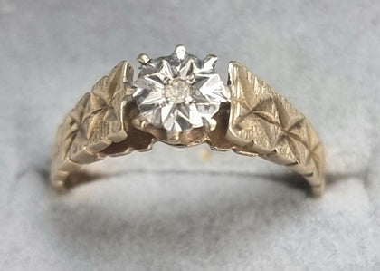 9ct Gold Patterned Diamond Ring Size M