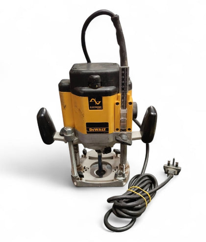 DeWalt DW625E 2000W Plunge Router w/case