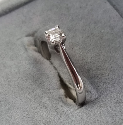 18ct White Gold Ring 0.25ct Size M