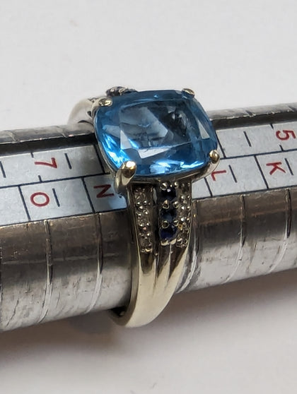 9CT WHITE GOLD RING WITH LARGE BLUE TOPAZ STONE PRESTON STORE.