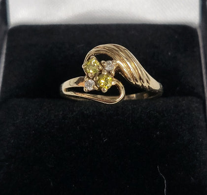 9ct Yellow Gold Ring With Clear And Green Stones - 2.02G - Size M - Hallmarked