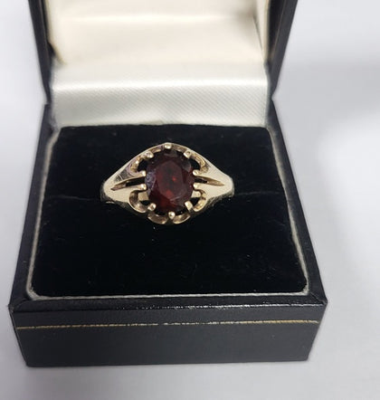 9Ct - Yellow Gold Ring With Red Stone - 2.45g - Size S. Hallmarked