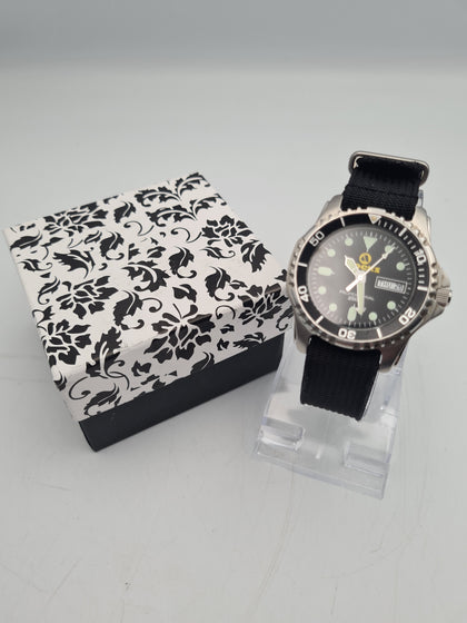 Apeks Men's professional 200m divers Quartz watch with new battery and new nati strap BOXED