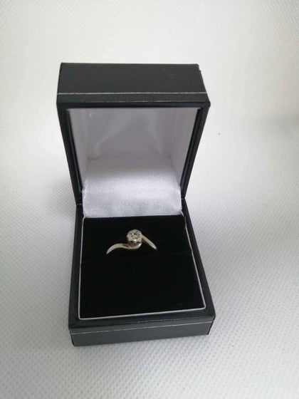 Ladies hallmarked 9ct white gold diamond ring, size N 1.8grams.