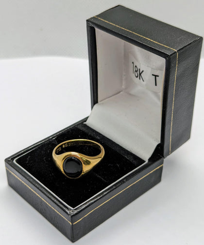 750 HALLMARKED 18CT, YELLOW GOLD, RING WITH BLACK STONE, SIZE: T/9.5. 6.7G, BOXED