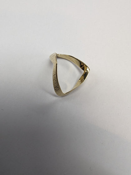 9CT GOLD WISHBONE RING SIZE O 5 PRESTON STORE.