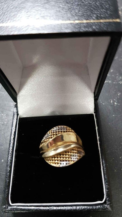 14ct gold ring ,weight 4.14 .size Q..