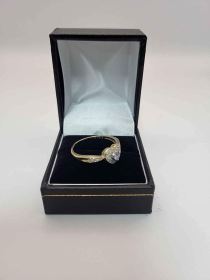 9CT - Yellow Gold Heart Ring with DIA 0.15CT - Size U.