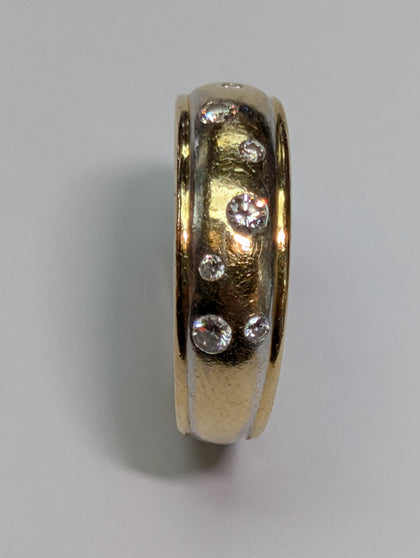 18ct Gold Scattered Diamond Ring