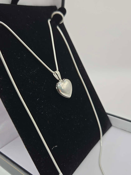 925 silver hallmarked heart locket and chain 11.3 grams - box included