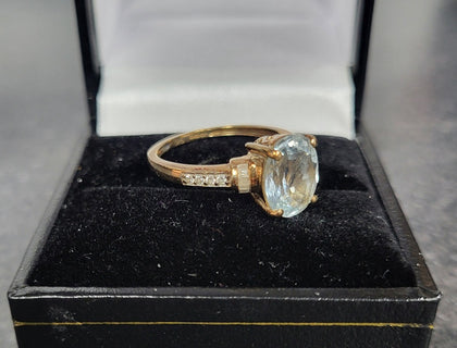 9CT - Yellow Gold Ring With Light Blue Stone - 2.57g - Size M. Hallmarked