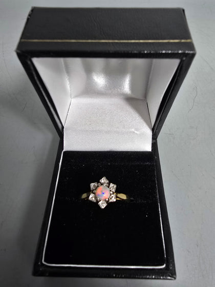 18CT Gold Ring 4G 375 With Flower Shape Stones 750 Size L