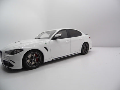 Alfa Romeo Giulia Quadrifoglio White trofeo 2019 1:18 Model Car