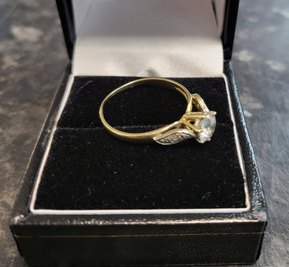 9ct yellow Gold Ring With Clear Stone - 1.57G - Size M. Hallmarked