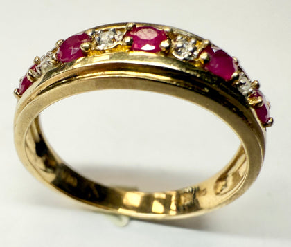 9ct gold ring with red and clear stones size O