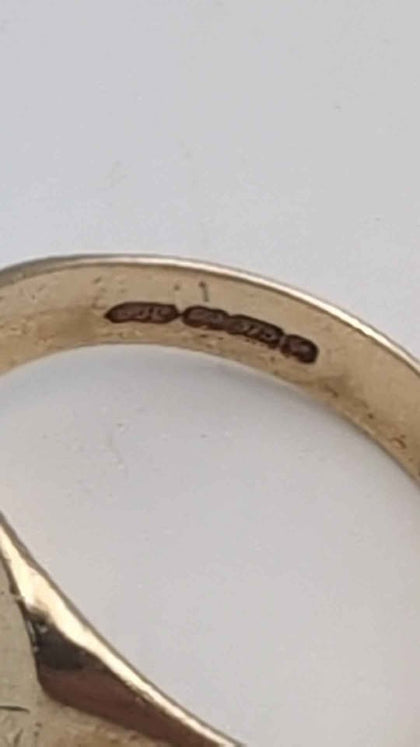 9ct Yellow Gold Vintage Men’s Signet Ring with Engraved Pattern – 4.93g – Size R – Classic Retro Style