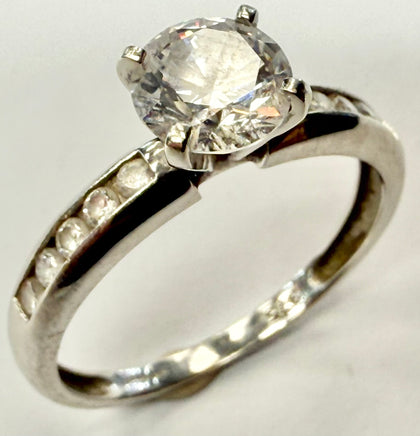 9ct white gold ring with cz stone size P