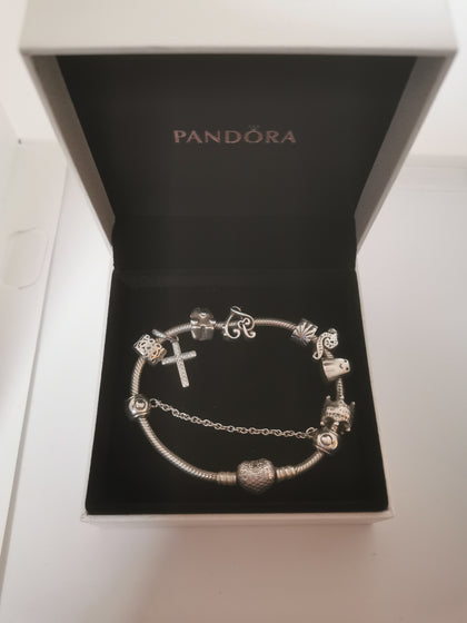 Pandora Bracelet with 8 charms 64.61G Hallmarked 925 ALE.
