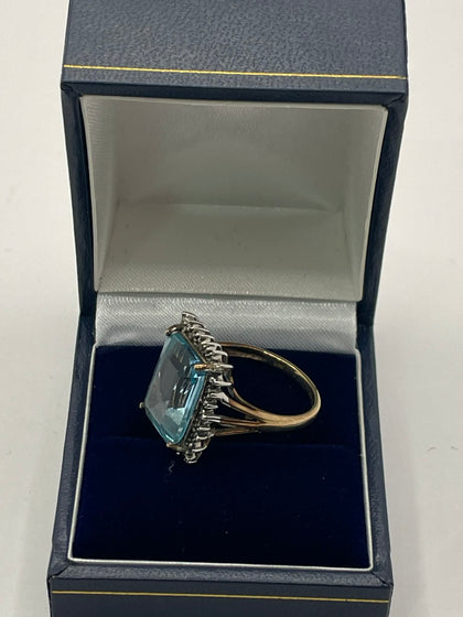 9ct Gold ring with Blue Stone size - O