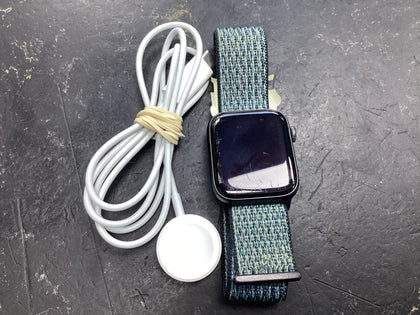 Apple - Apple Watch Nike SE GPS Cellular 40mm Space Gray Aluminum Case with Anthracite/Black Nike Sport Band - Space Gray - MYYU2LL/A - 190199825659