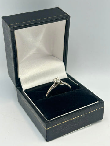 750 18CT HALLMARKED, WHITE GOLD RING WITH SET STONE, SIZE: 0/7, 2.8G, BOXED
