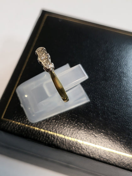 18ct Yellow Gold Ring with Clear Stones - Size M - 2.47g - Hallmarked