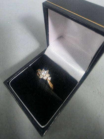 18ct GOLD RING WITH WHITE STONES 2.2G 750 Size L