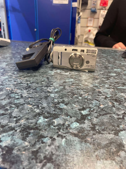 FUJI FINEPIX DIGITAL CAMERA