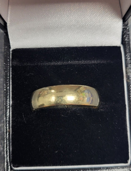 9CT - Yellow Gold Band Ring - 4.08g - Size Y. Hallmarked.