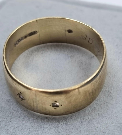 9ct GOLD RING WITH DIAMONDS V