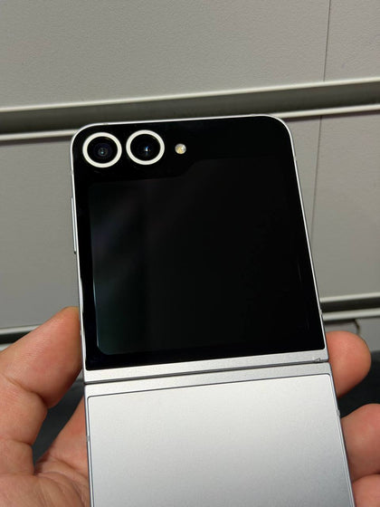 Samsung Galaxy Z Flip6 256GB Silver Shadow, Unlocked - BOXED