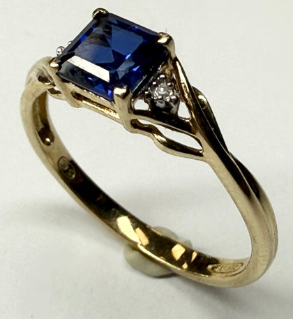 9CT GOLD RING WITH BLUE STONE SIZE L1/2