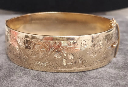 HENRY GRIFFITHS & SONS 9ct GOLD METAL CORE BANGLE WITH SAFETY CHAIN 50.4G