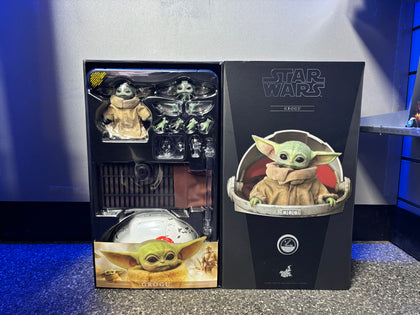 The Child/Grogu Mandelorian Figure (1:4 Scale) by Hot Toys