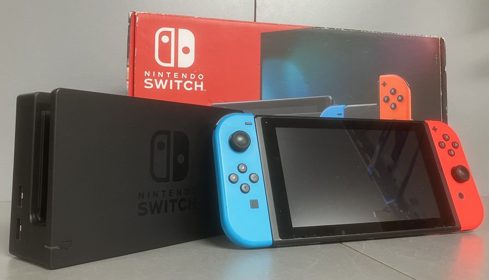 Nintendo Switch in Neon Blue/Neon Red MOD. shops HAC-001(-01)