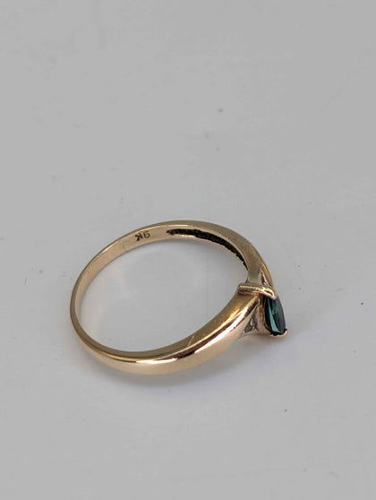 9ct Yellow Gold Ring With Green & Clear CZ Stones - 2.22 Grams - Size P