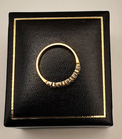 9ct gold ring with dia