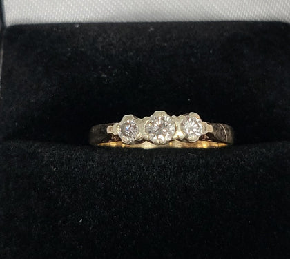9K - Yellow Gold Ring With Clear Stones - 1.87g - Size J - Hallmarked