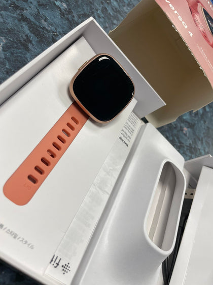 Fitbit Versa 4 Pink Sand/Copper Rose.