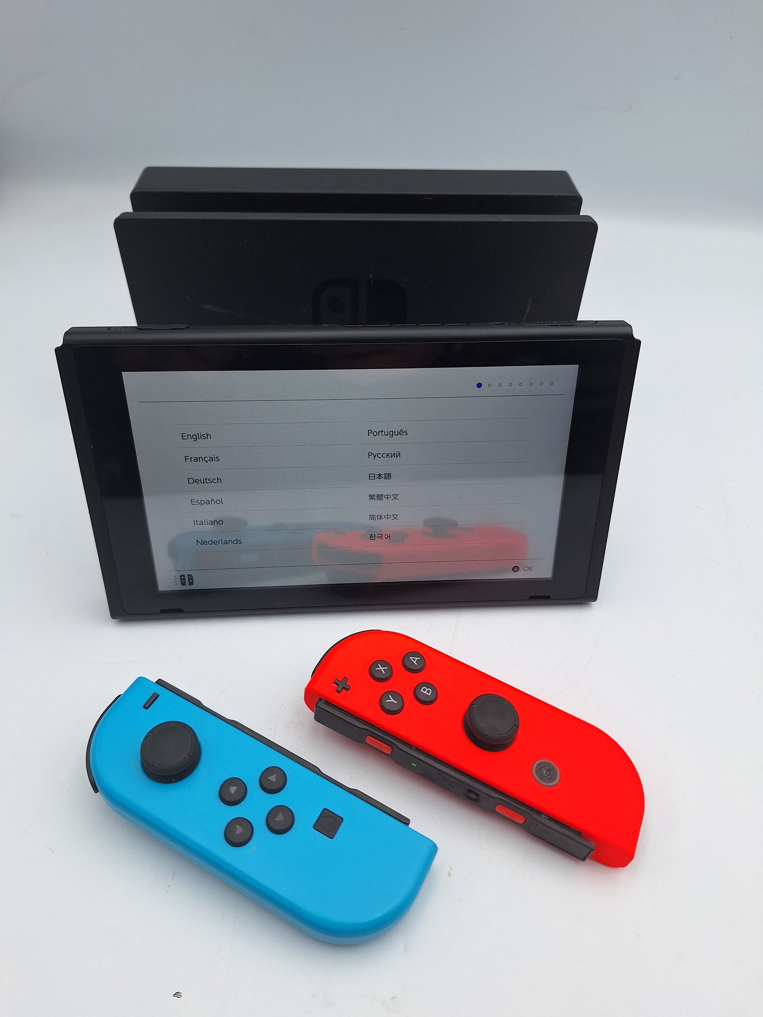 Nintendo Switch 32GB handheld gaming console with red/blue joy Nintendo Switch 32GB handheld gaming console with red/blue joy