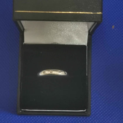 9 Karat 2.3 gram gold ring with Moissanite stones - size M box included