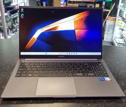 Samsung laptop windows 11, 8gbram, i5, 256gbssd