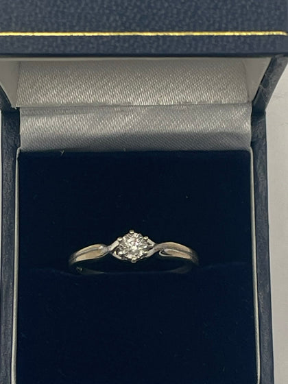 9ct White Gold Ring With Clear Stone - T