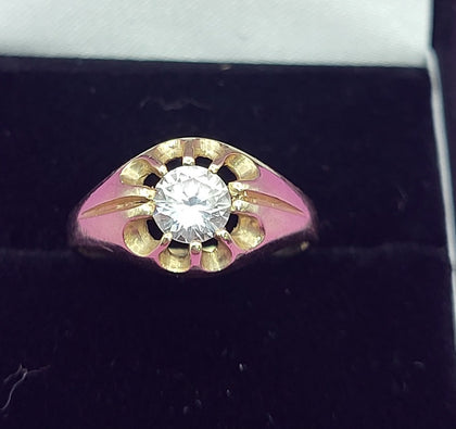 9CT - Yellow Gold Ring With Clear Stone - 2.41g - Size N. Hallmarked