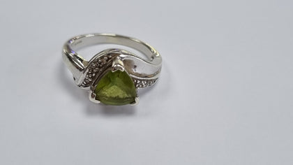 9CT WHITE GOLD PERIDOT &DIAMOND RING SIZE N