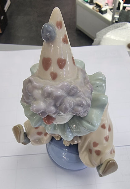Lladro Clown sat on a ball 5813 figurine