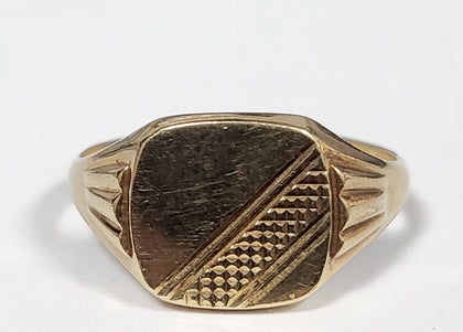 9CT - Yellow Gold Signet Ring - 3.43g - Size V - Hallmarked