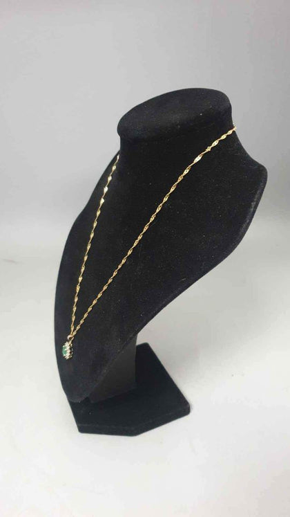 9CT GOLD CHAIN WITH 9CT GREEN STONE PENDANT.