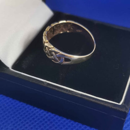 Hallmarked and Tested 9 Karat gold ring - 2.1 grams - Size P box included