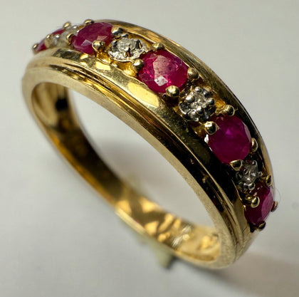 9ct gold ring with red and clear stones size O